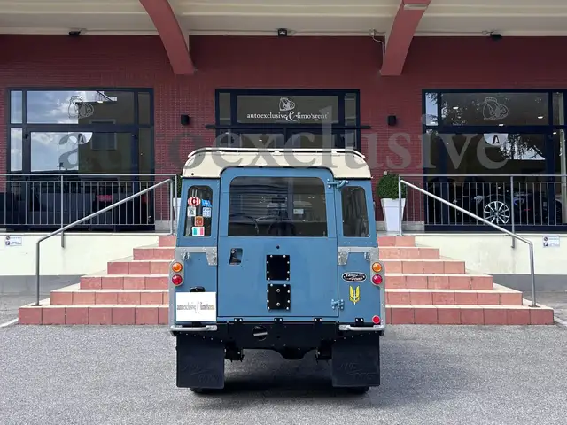 Land Rover Defender view 4
