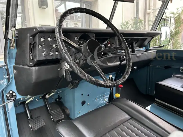 Land Rover Defender view 7