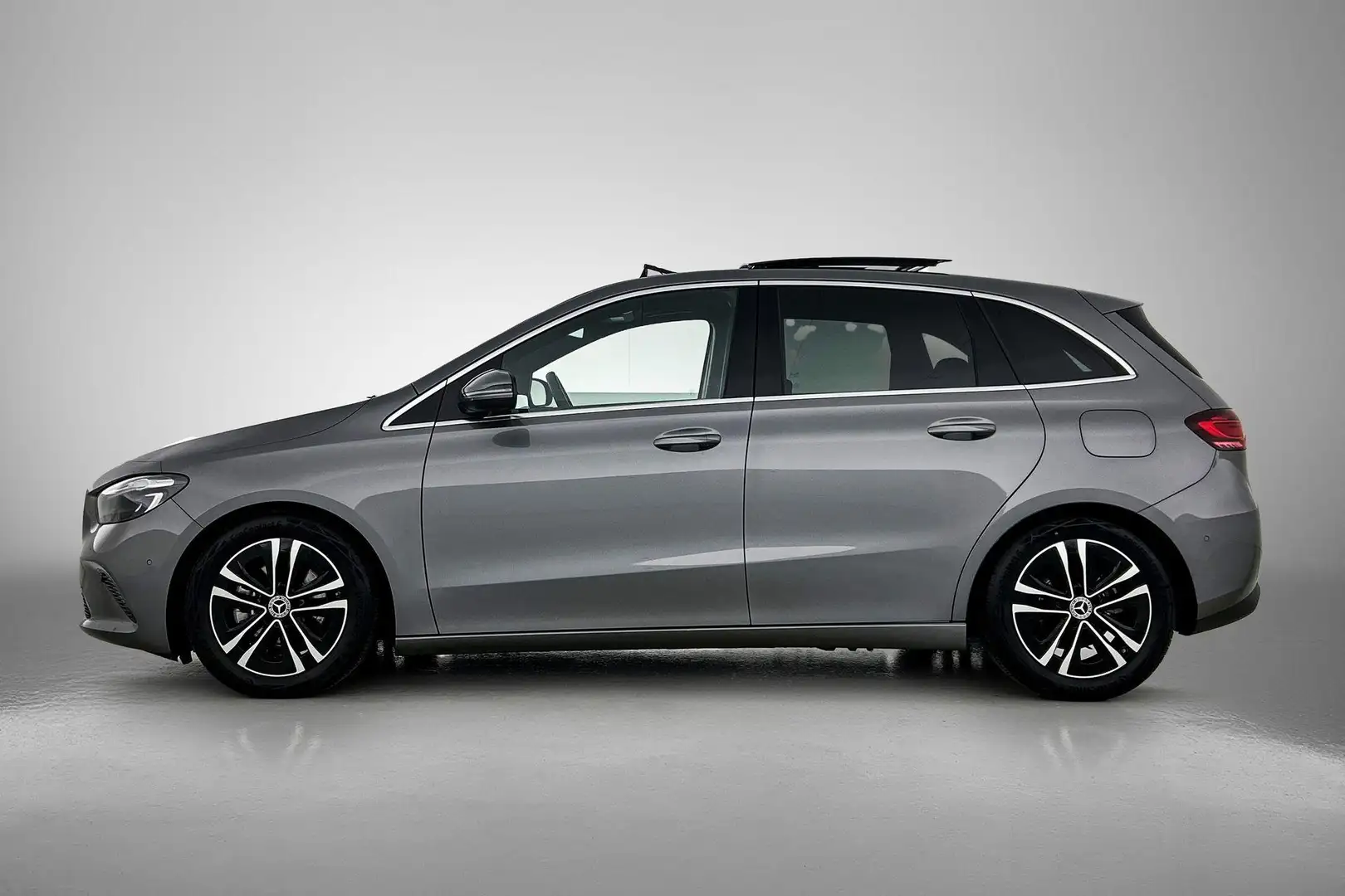 Mercedes-Benz B 180 B Automaat Luxury Line | Panoramadak | LED | Stoel Gris - 2