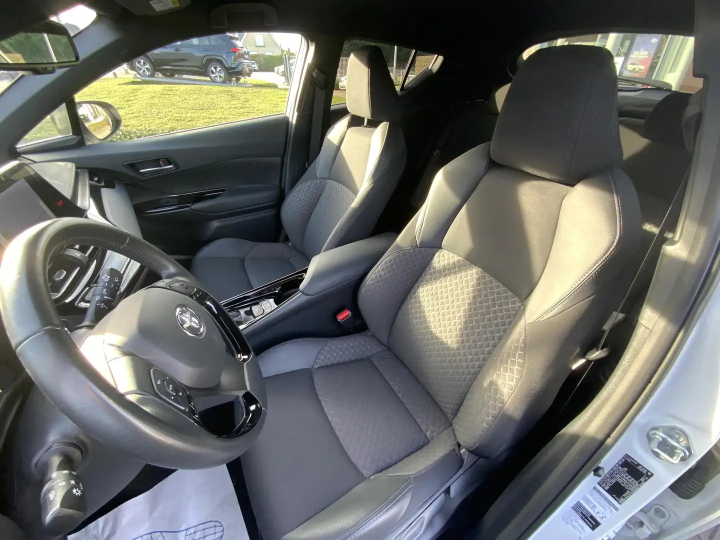 Toyota C-HR 2.0 PHEV Elegant Bi-Tone E-CVT - 2