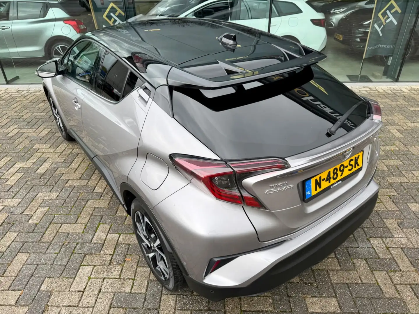 Toyota C-HR 1.8 Hybrid Bi-Tone Plus, Full LED, JBL, Adaptive C Grijs - 2