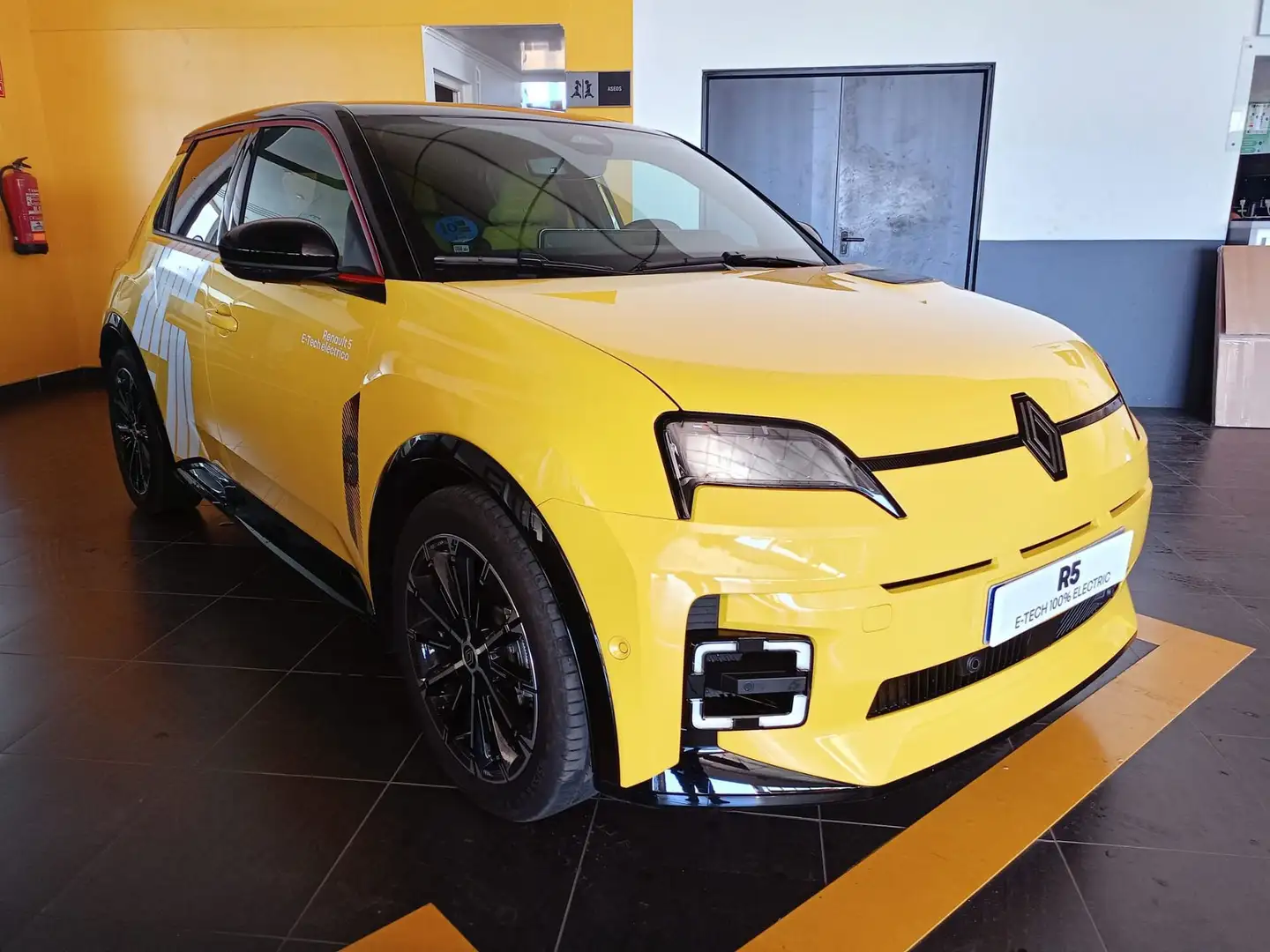 Renault Megane E-Tech 5 Iconic cinq autonomía confort 110 kW Amarillo - 2