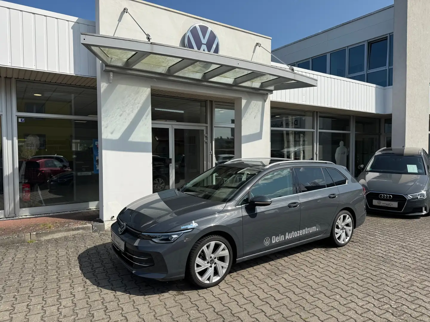 Volkswagen Golf Variant 8 DB Variant 1,5 l eTSI DSG Style Grau - 2