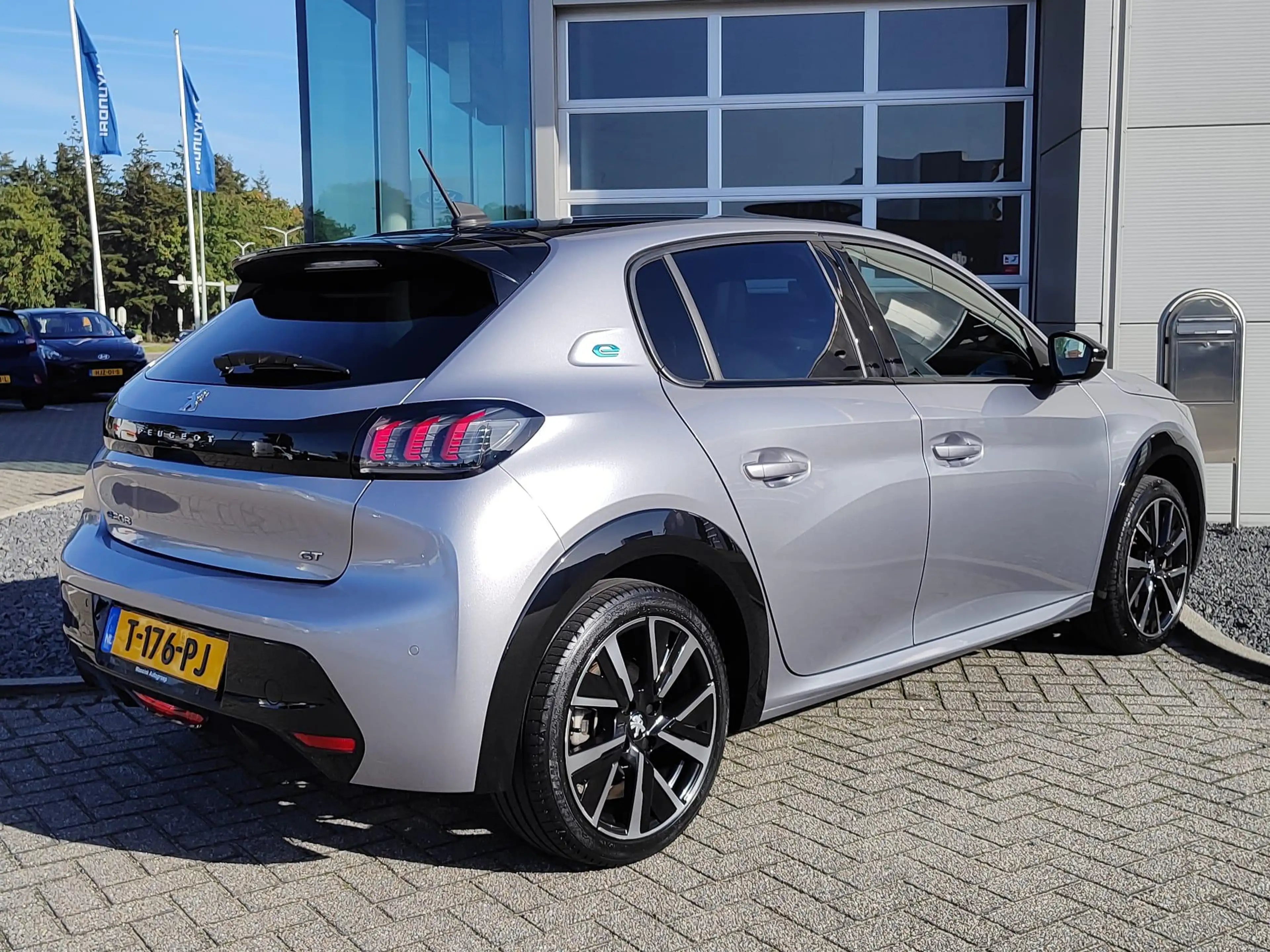Peugeot e-208 EV GT 350 50 kWh I Stoelverwarming I Navigatie I C — photo 6