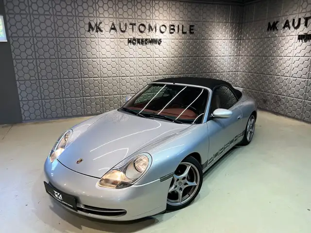 Porsche 911 view 7