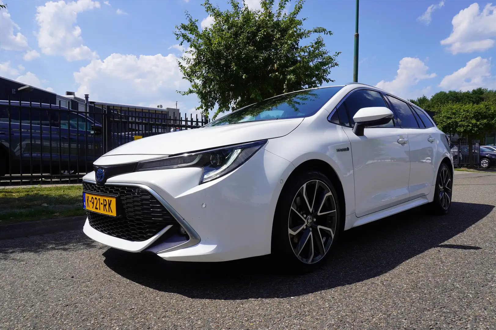Toyota Corolla Touring Sports 2.0 Hybrid 184pk CVT Executive 18" Wit - 1
