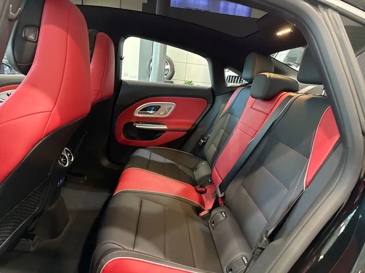 Mercedes-Benz CLA снимка Mercedes-Benz CLA