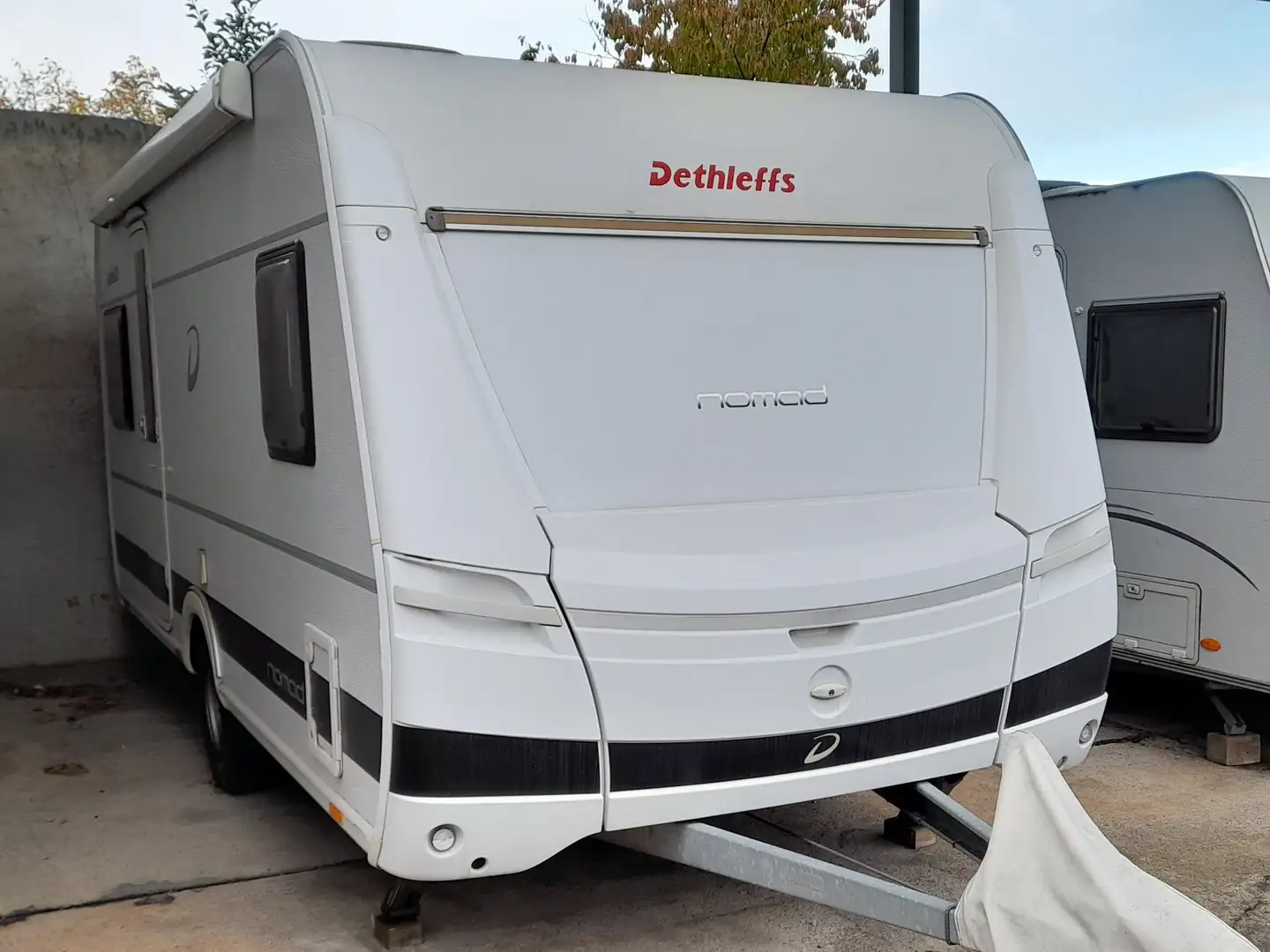 Caravans-Wohnm Dethleffs Nomad 470FR Weiß - 1