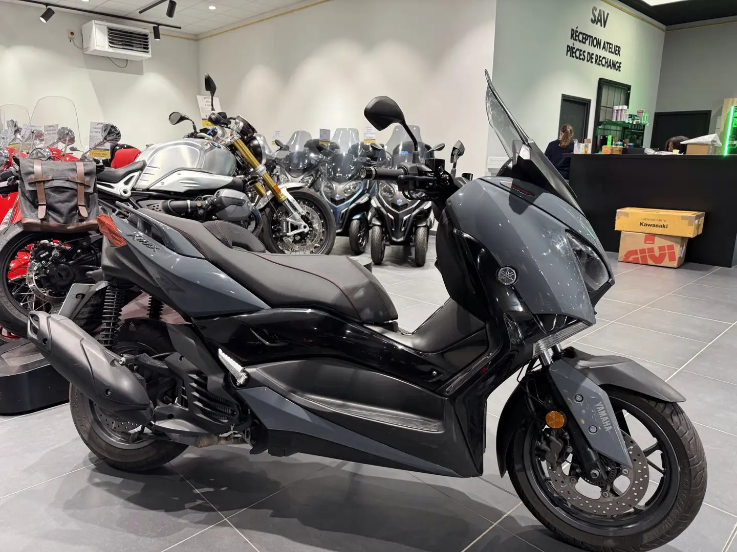 Yamaha X-Max 125 Szürke - 2