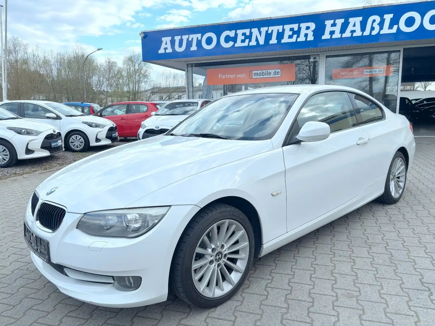 BMW 320 i Coupe Leder Navi Xenon PDC Weiß - 1