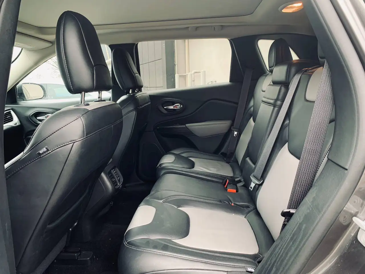 Jeep Cherokee снимка Jeep Cherokee