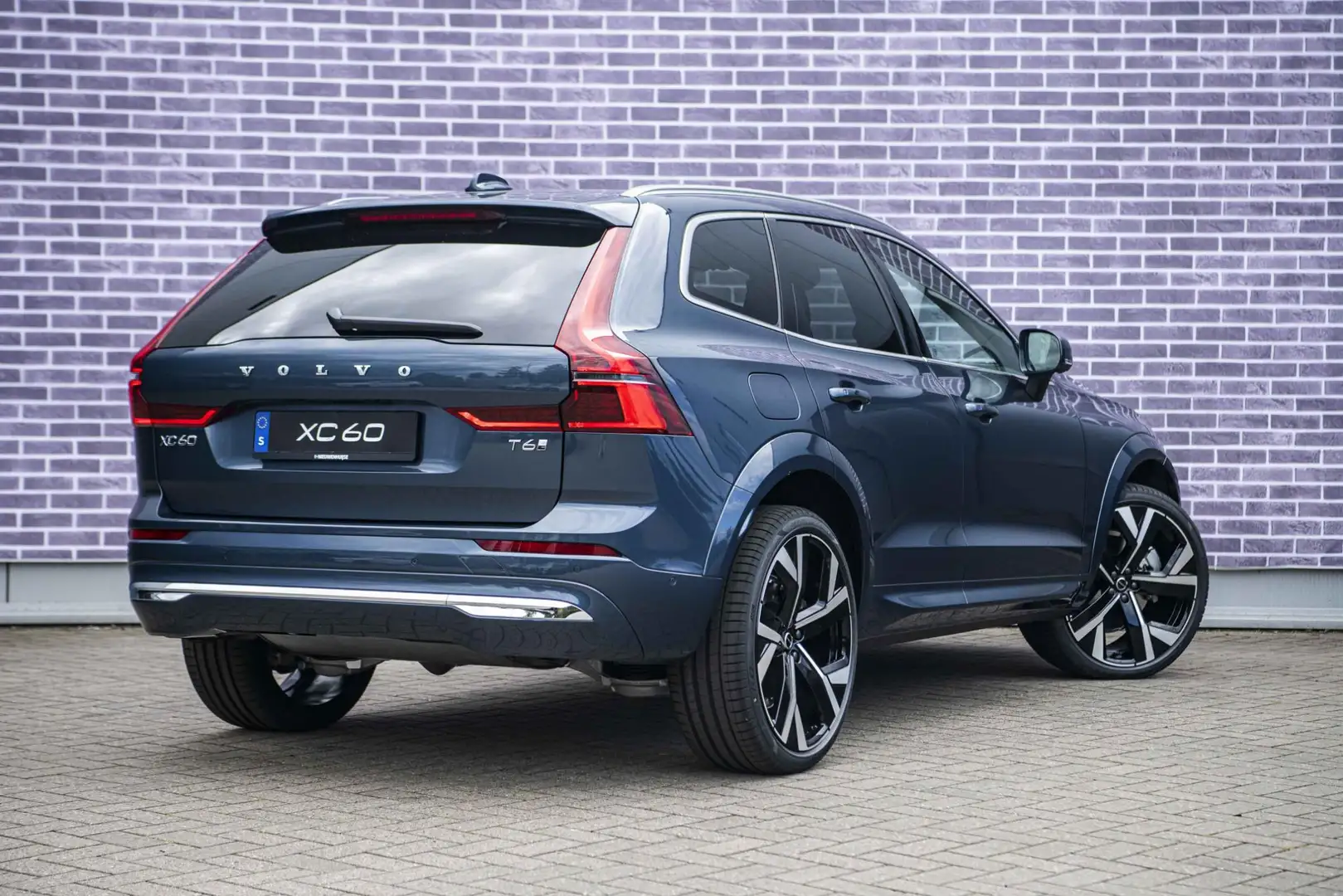 Volvo XC60 2.0 T6 Plug-in hybrid AWD Ultra Bright | Executive Blauw - 2