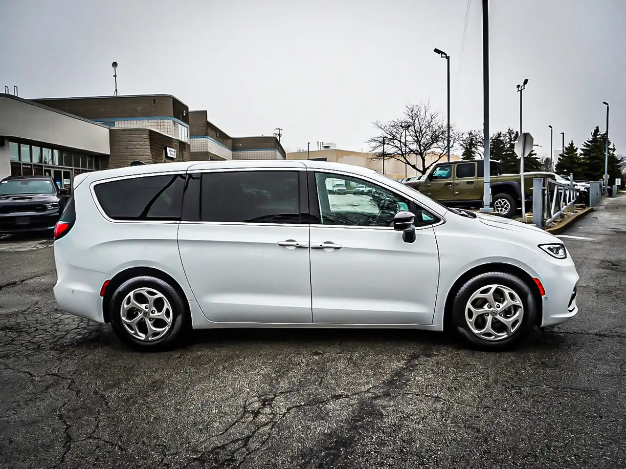 Chrysler Pacifica photo Chrysler Pacifica