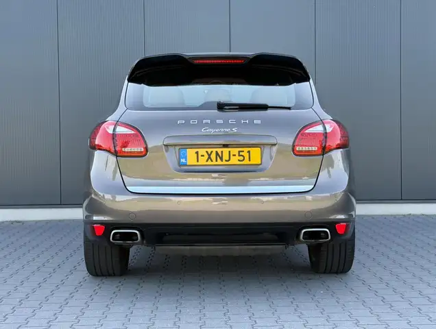 Porsche Cayenne view 8