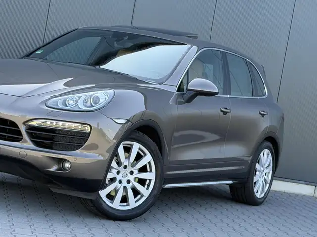 Porsche Cayenne view 6