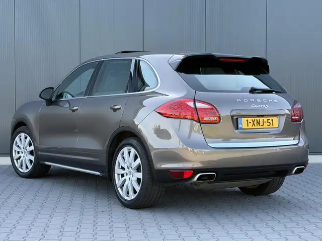 Porsche Cayenne view 3