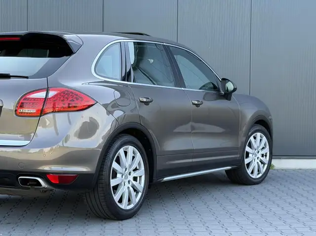 Porsche Cayenne view 5