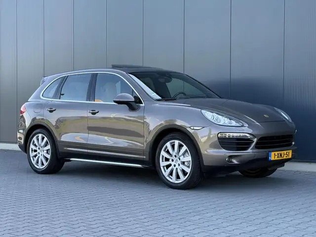 Porsche Cayenne view 10
