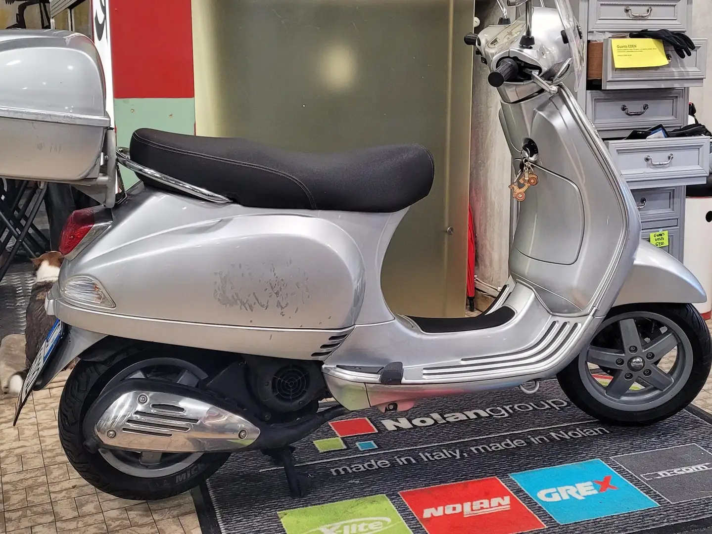 Vespa LX 150 Grijs - 1