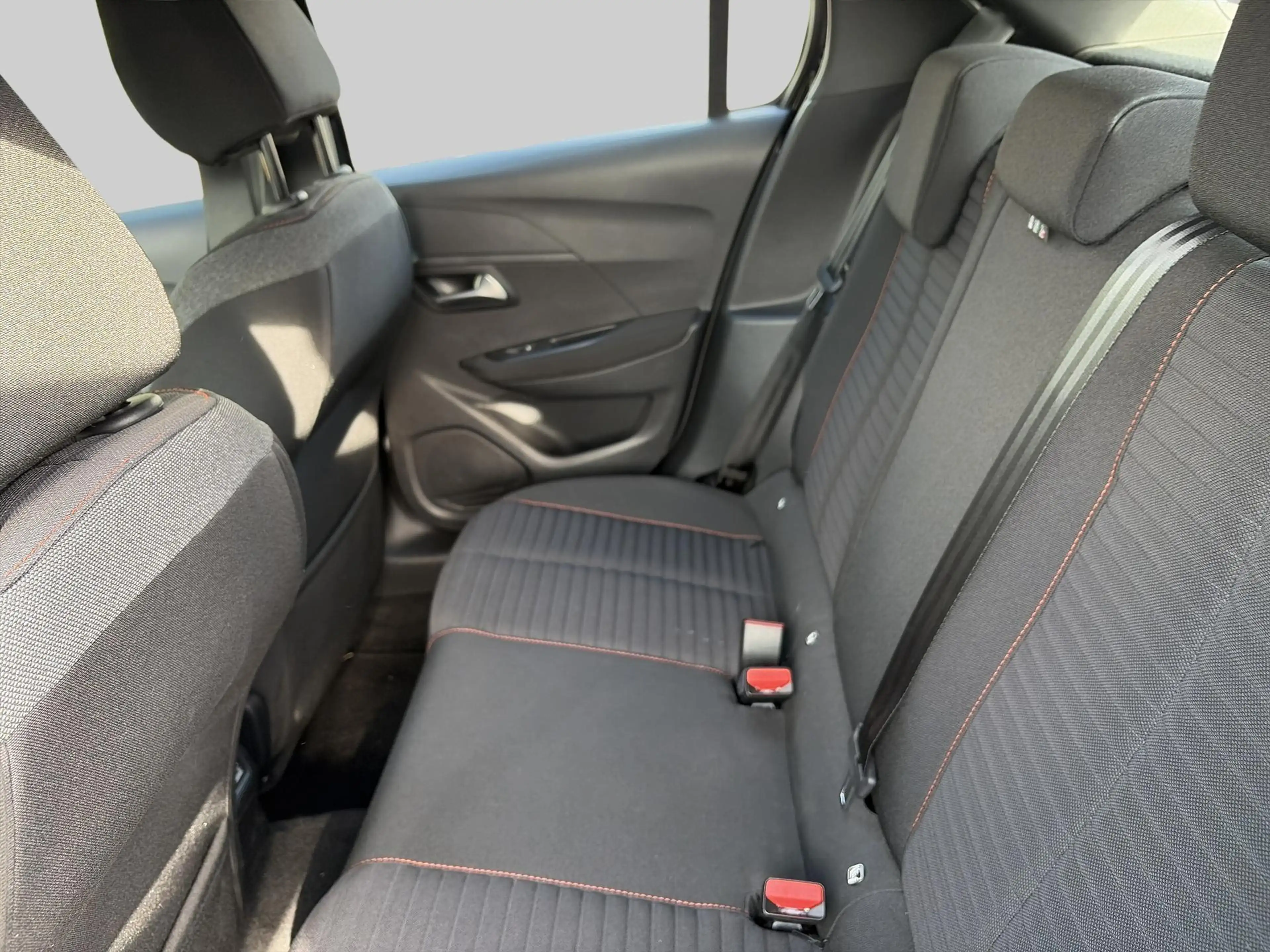 Peugeot e-208 EV Active Pack 50 kWh — photo 6