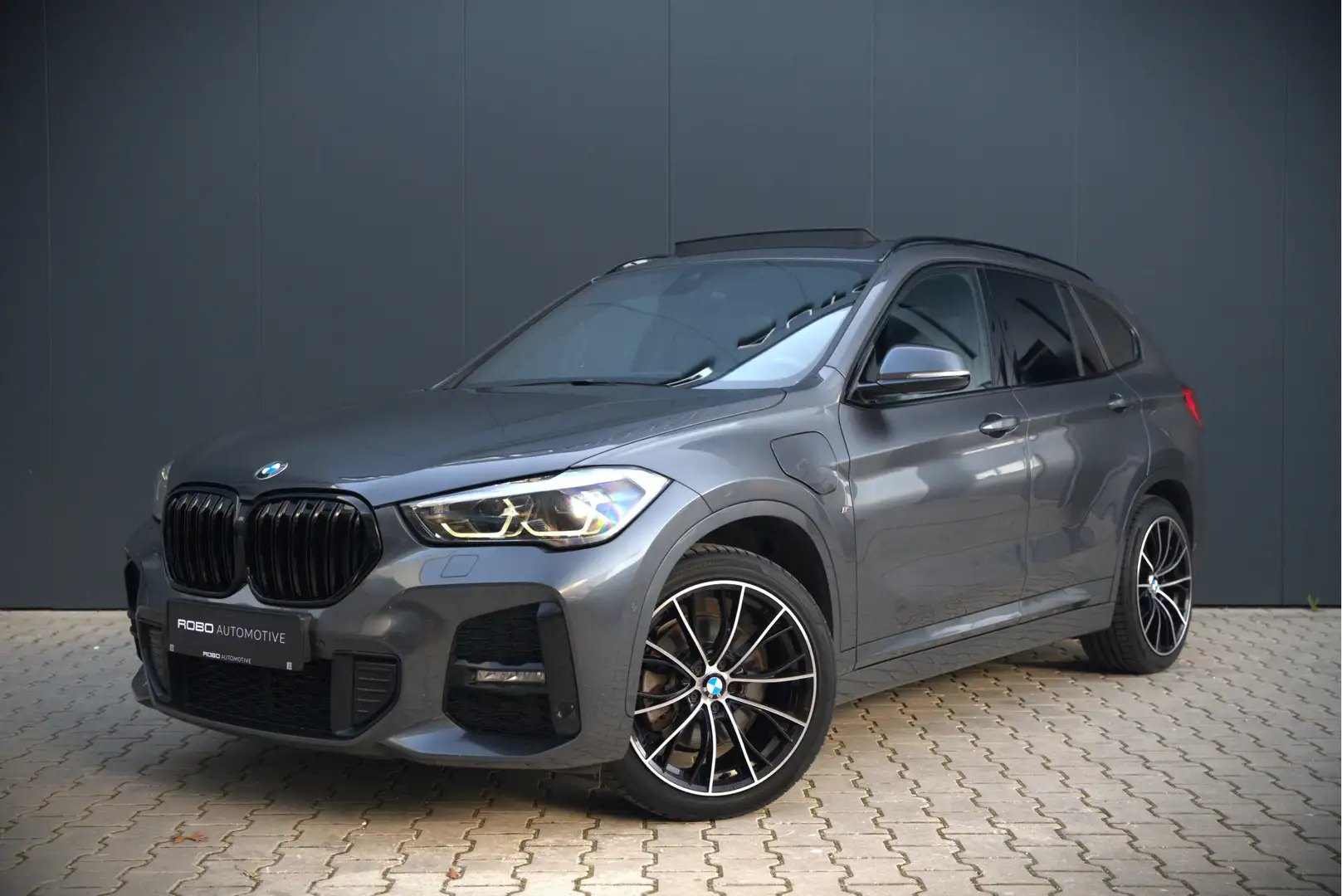 BMW X1 xDrive25e High Executive Edition M Sport | Panoram Grijs - 1