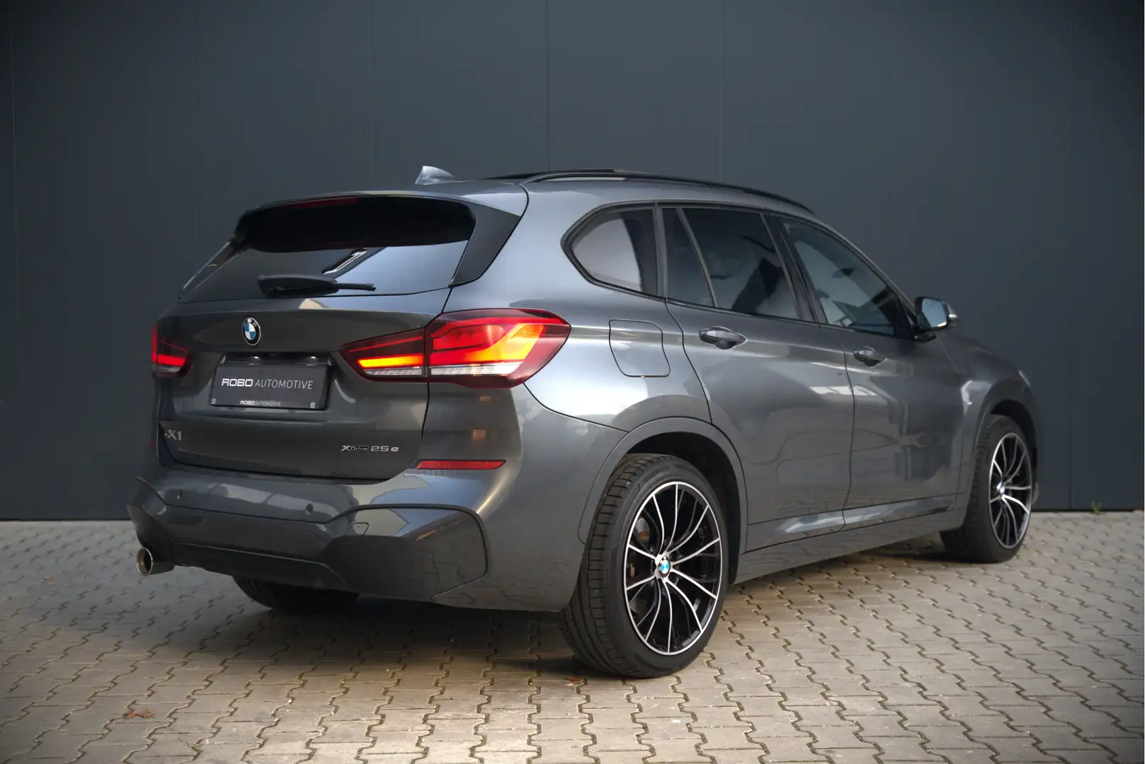 BMW X1 xDrive25e High Executive Edition M Sport | Panoram Grijs - 2