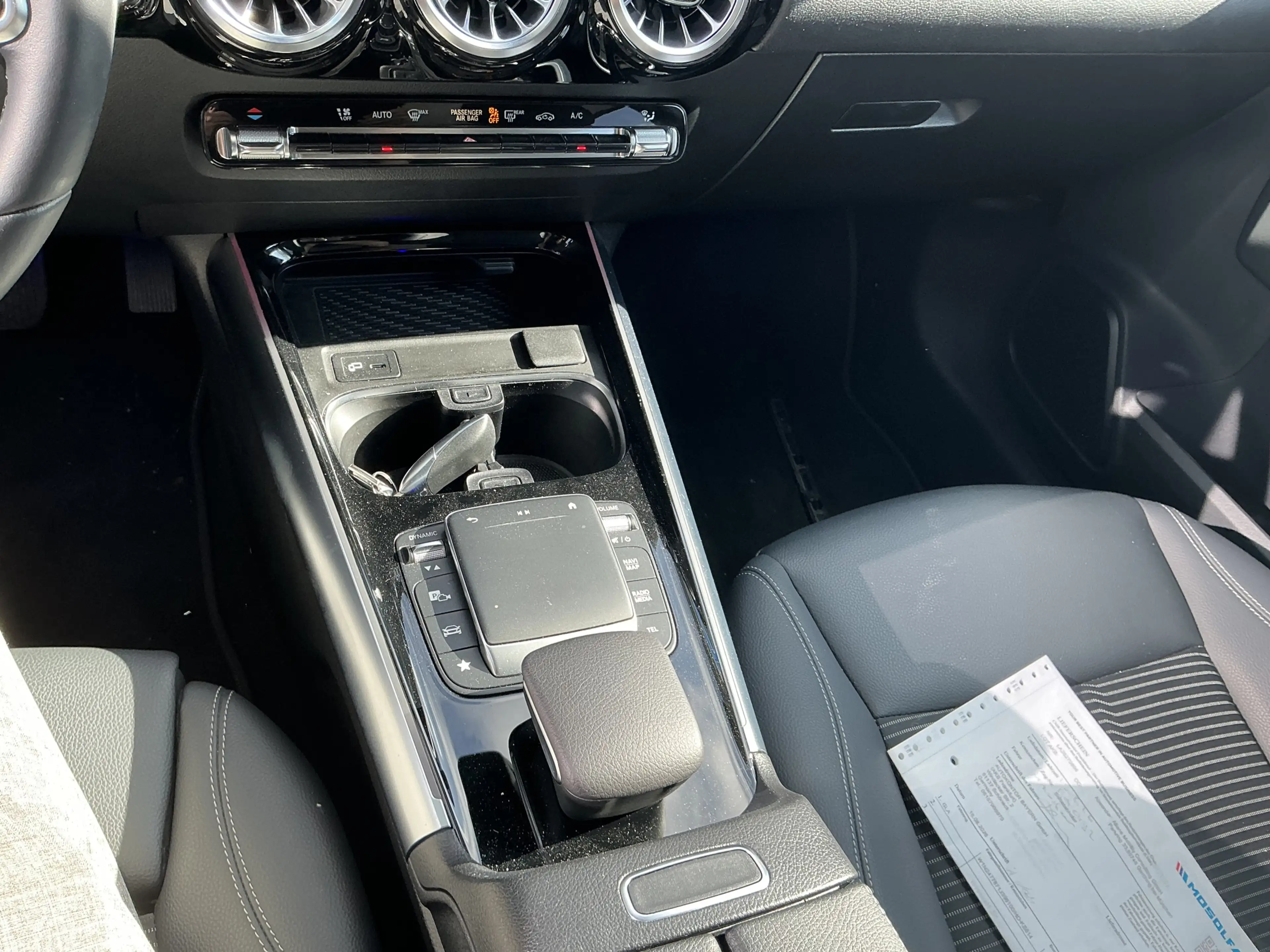 Mercedes-Benz GLA 200 Night-Paket Leder Navi Ambiente SHZ LED — photo 13