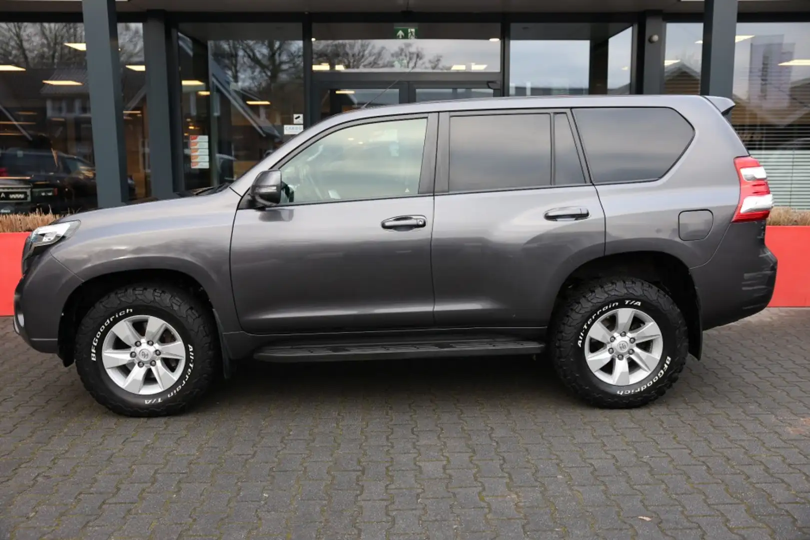 Toyota Land Cruiser 2.8 D-4D 5DRS VX A/T VAN Gris - 2