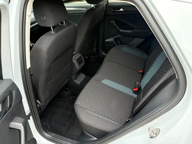 Volkswagen T-Roc view 11