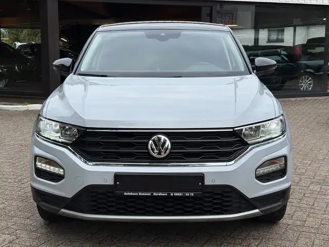 Volkswagen T-Roc view 3