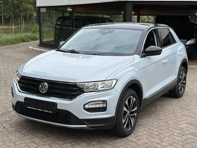 Volkswagen T-Roc view 2
