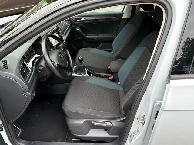 Volkswagen T-Roc view 9