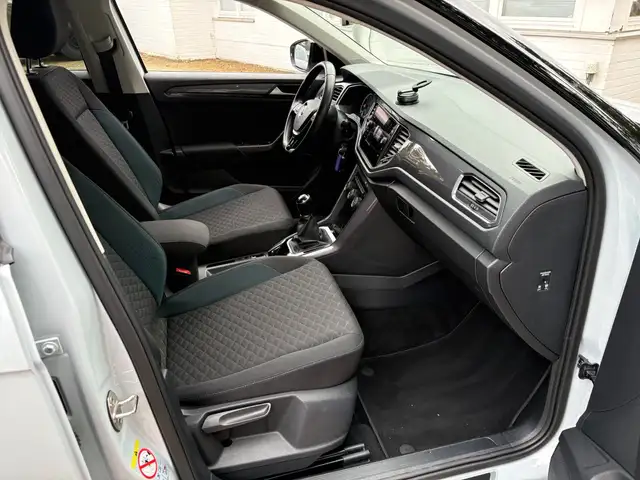 Volkswagen T-Roc view 10