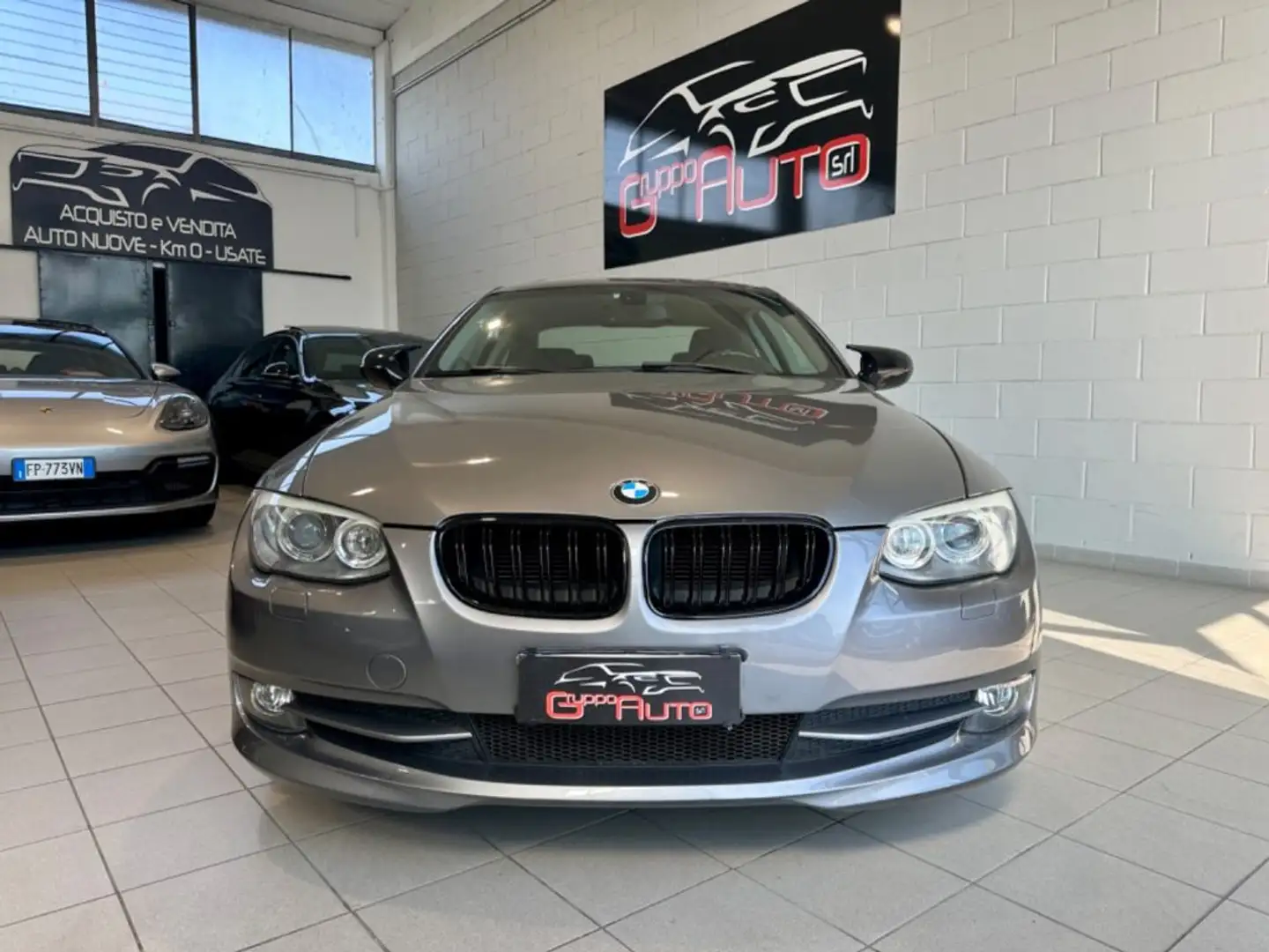 BMW 320 i cat Coupé Grau - 2