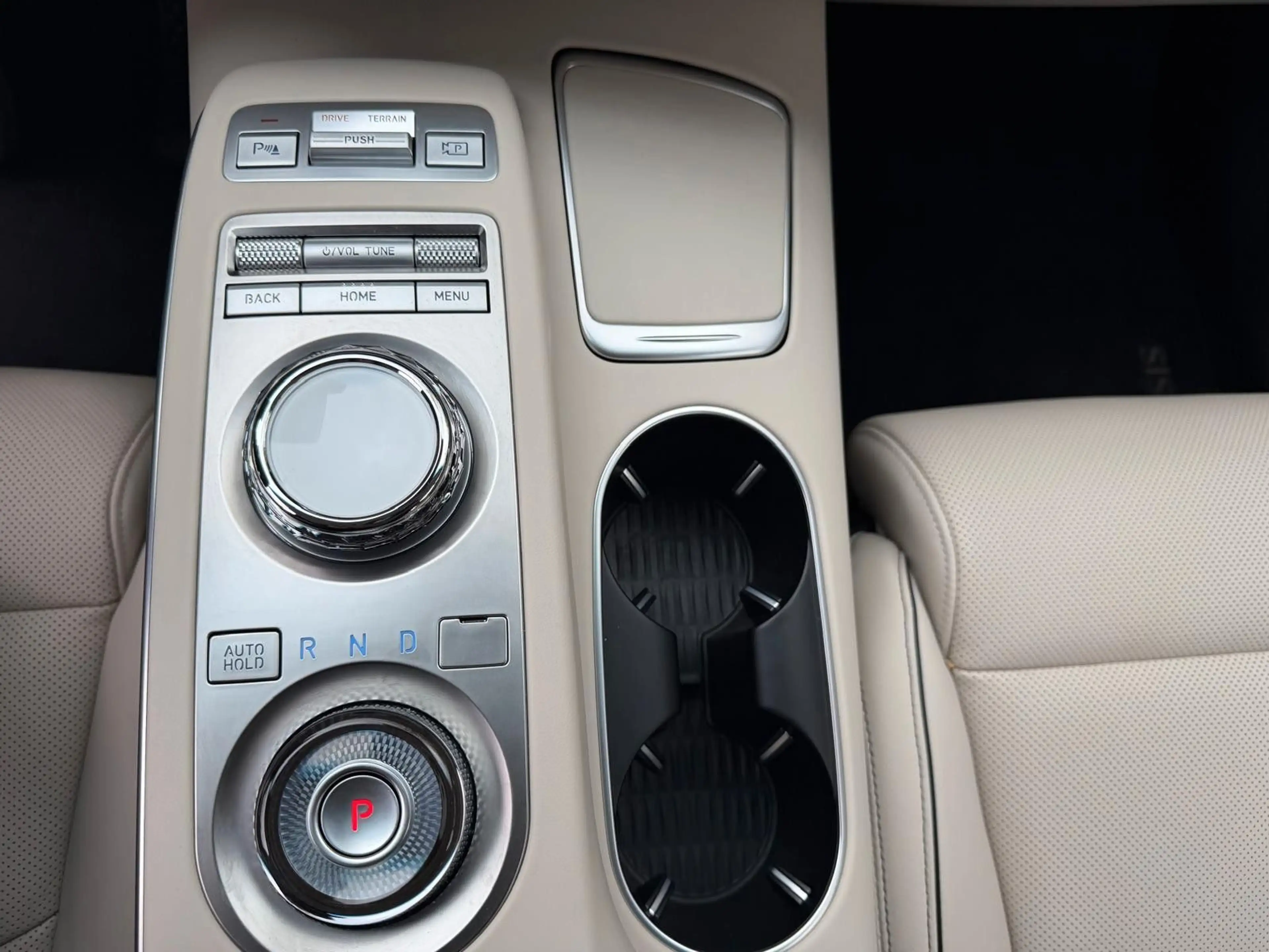 Genesis GV70 2.2 D 8AT AWD Luxury Pano Tech Lexicon Comf — photo 12