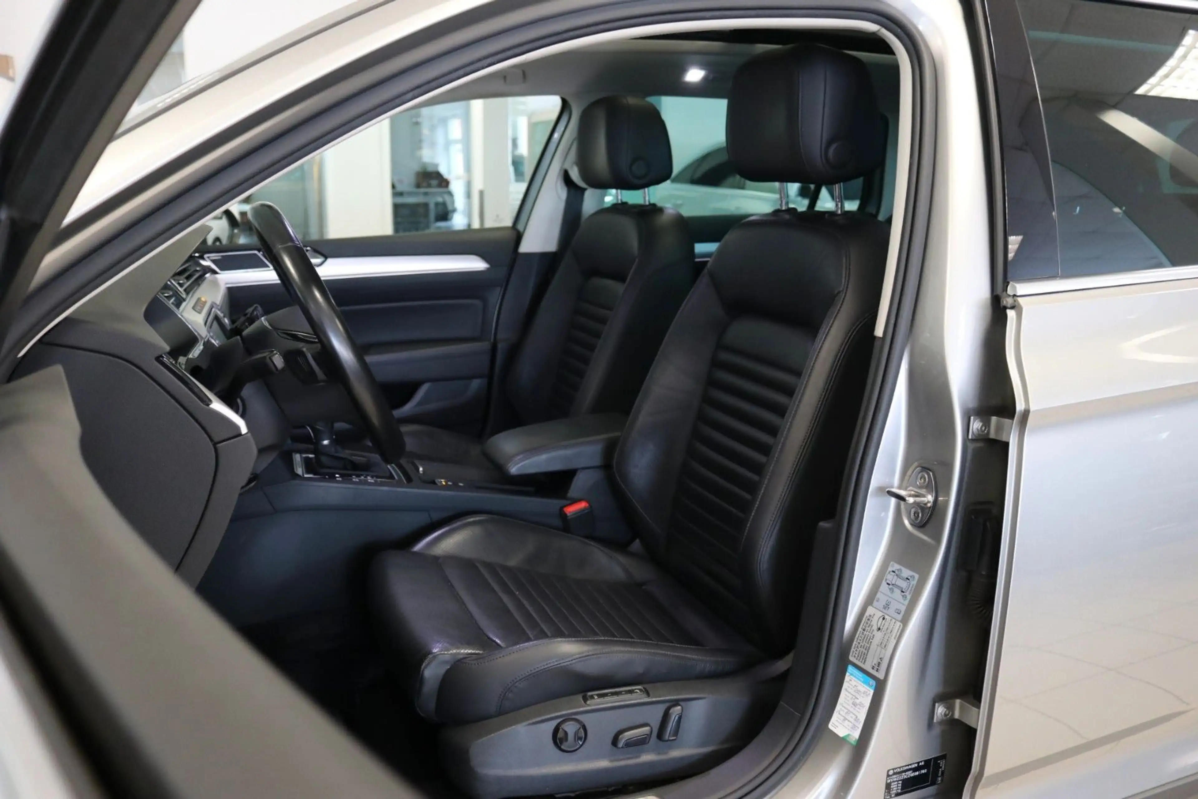 Volkswagen Passat Alltrack DCC AHK HUD Pano Memory ACC — photo 15