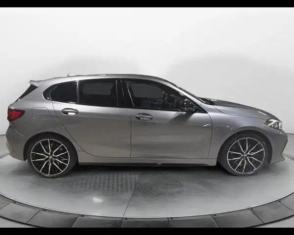 BMW 1 Series view 5
