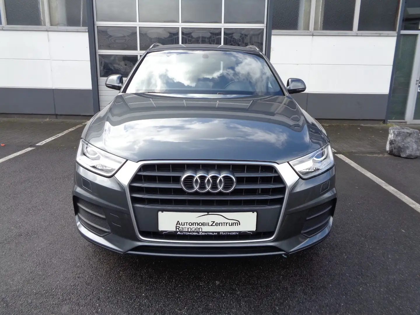 Audi Q3 1.4 TFSI ultra S-Line sport*Bi-XEN*NAV*20ZOLL Grau - 2