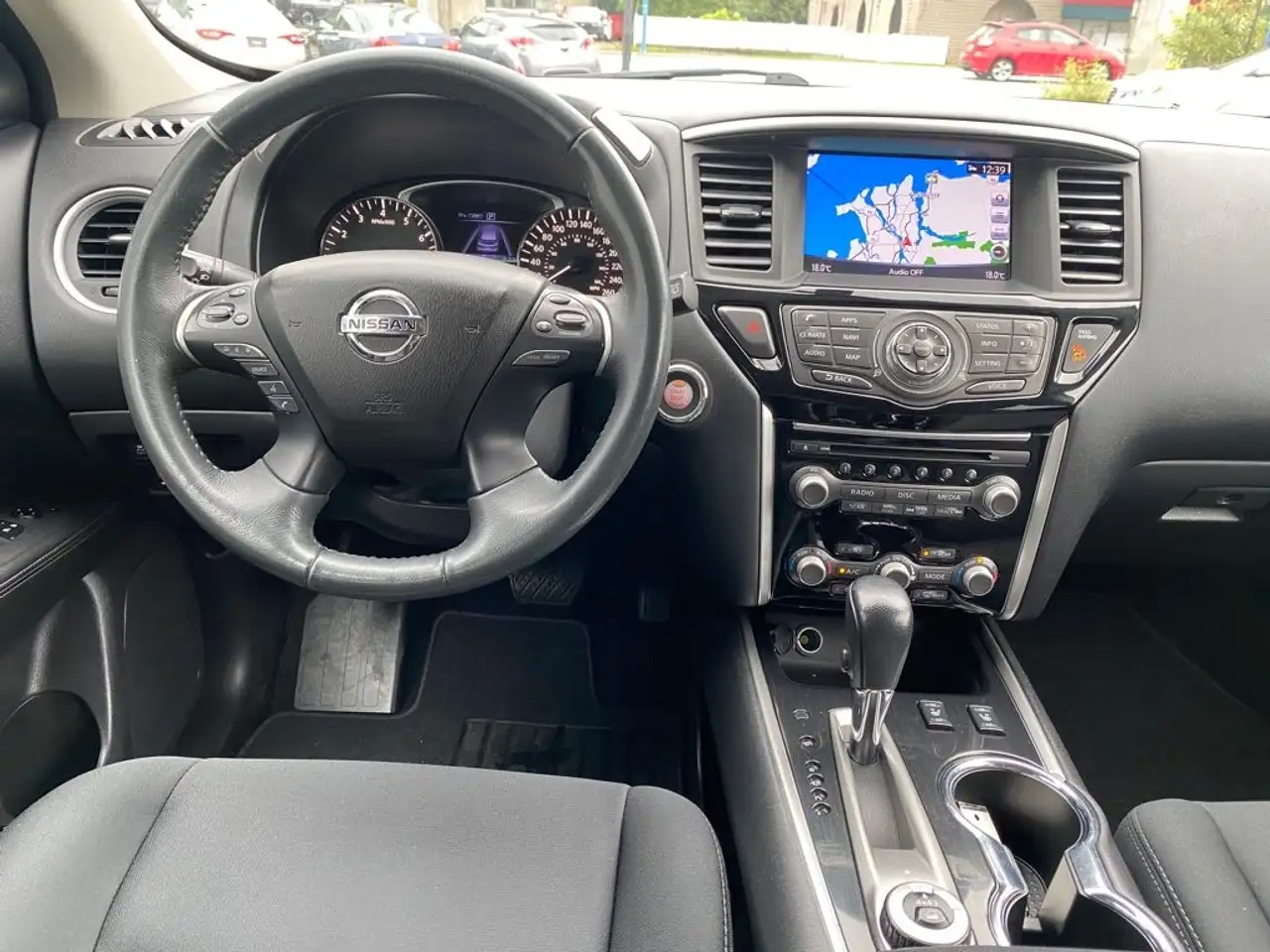 Nissan Pathfinder снимка Nissan Pathfinder