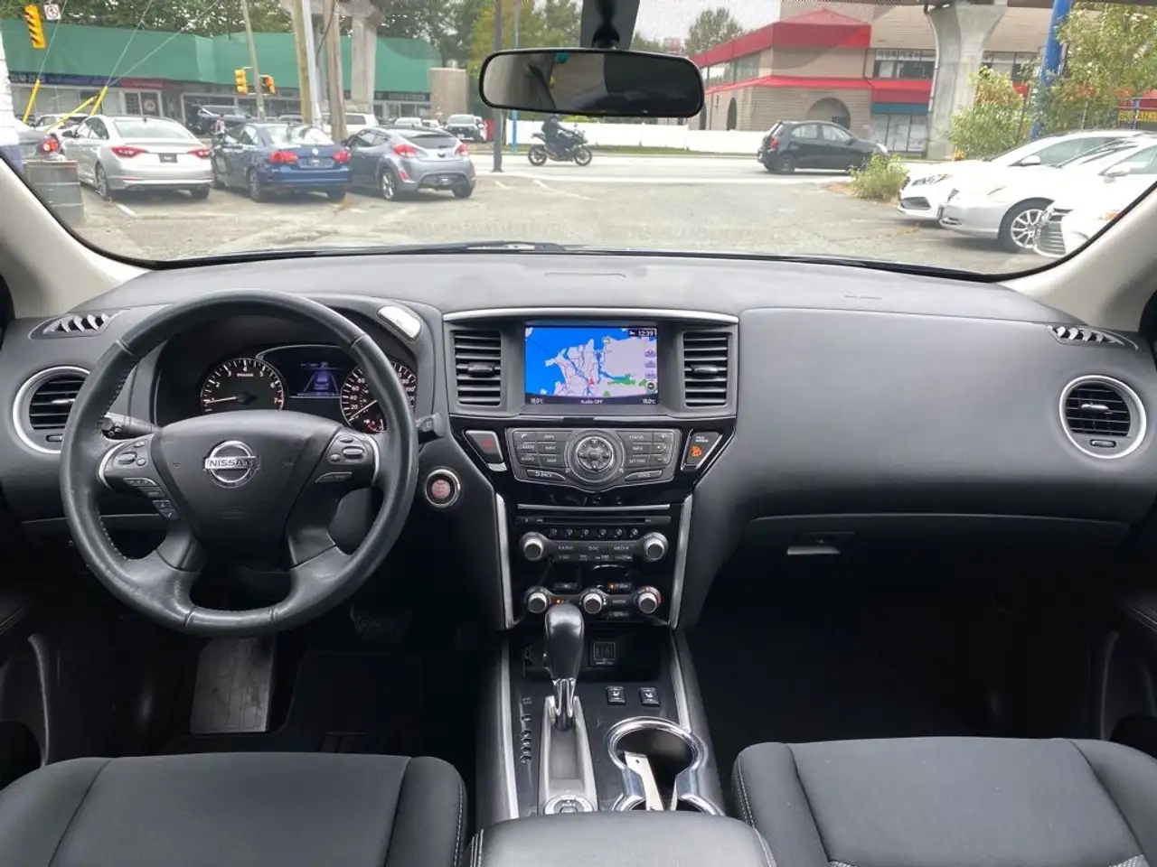 Nissan Pathfinder снимка Nissan Pathfinder