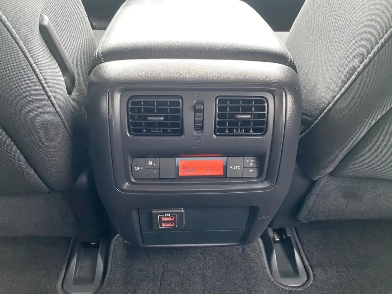 Nissan Pathfinder снимка Nissan Pathfinder