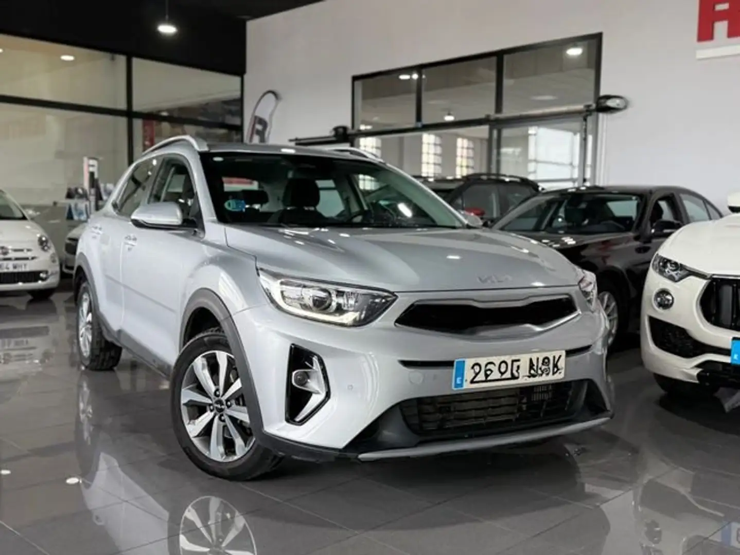 Kia Stonic 1.0 T-GDi 74kW (100CV) MHEV Drive DCT Gris - 2