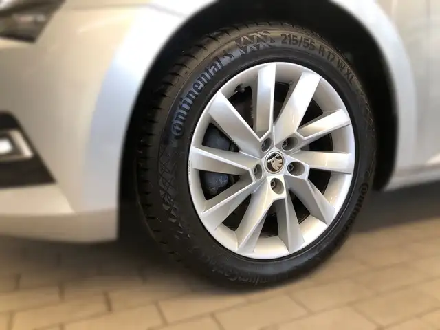 Skoda Superb view 3