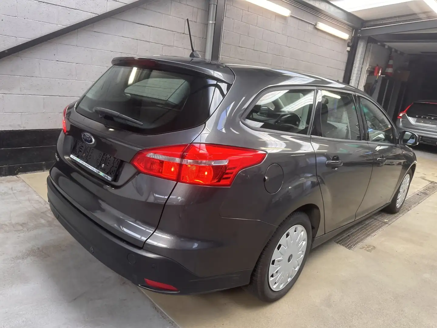 Ford Focus Focus Turnier 1.5 TDCi ECOnetic Gris - 2