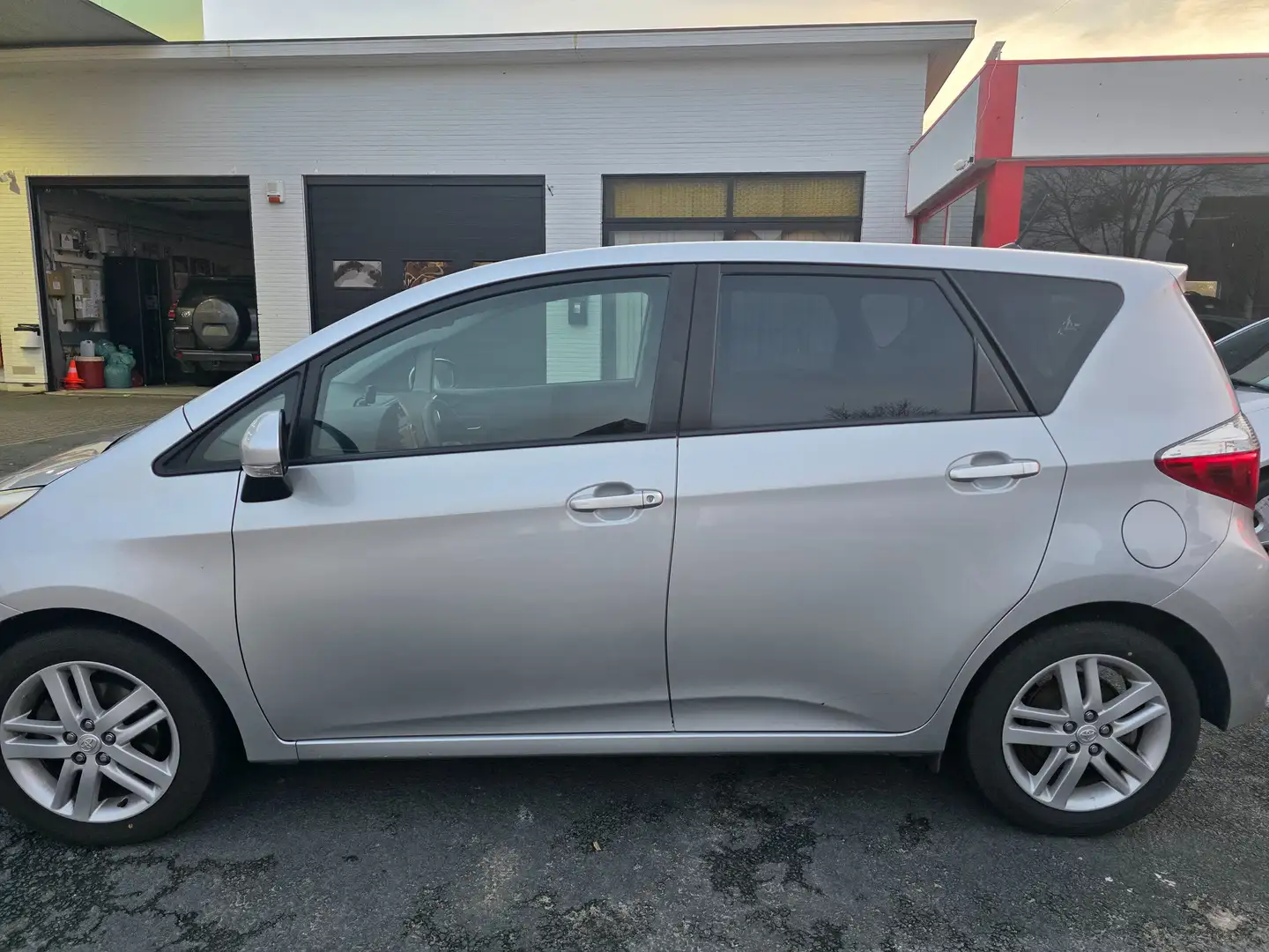 Toyota Verso-S Verso S 1.33 VVT-i Sol Multidrive S Automatique Gri - 2