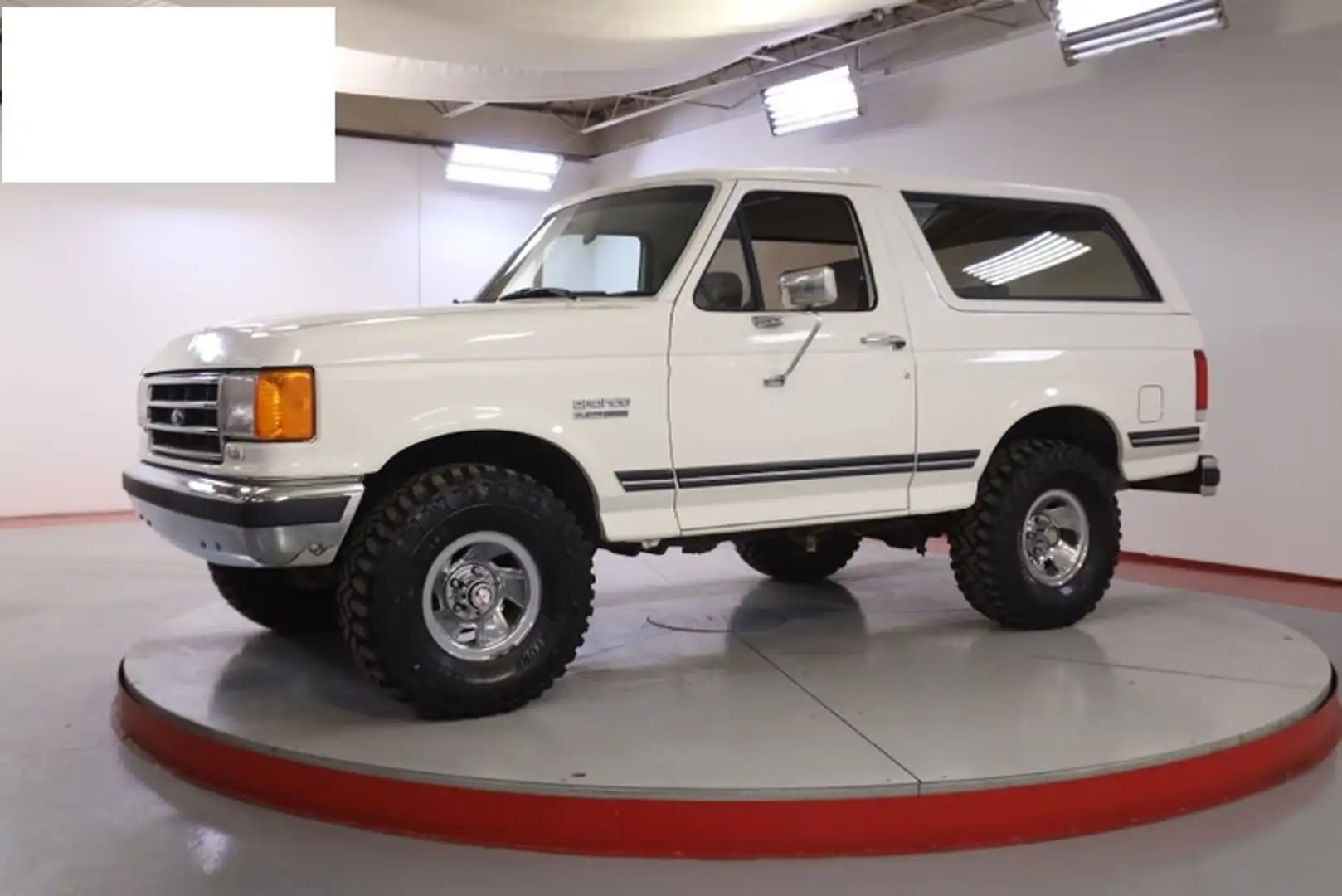 Ford Bronco - 1