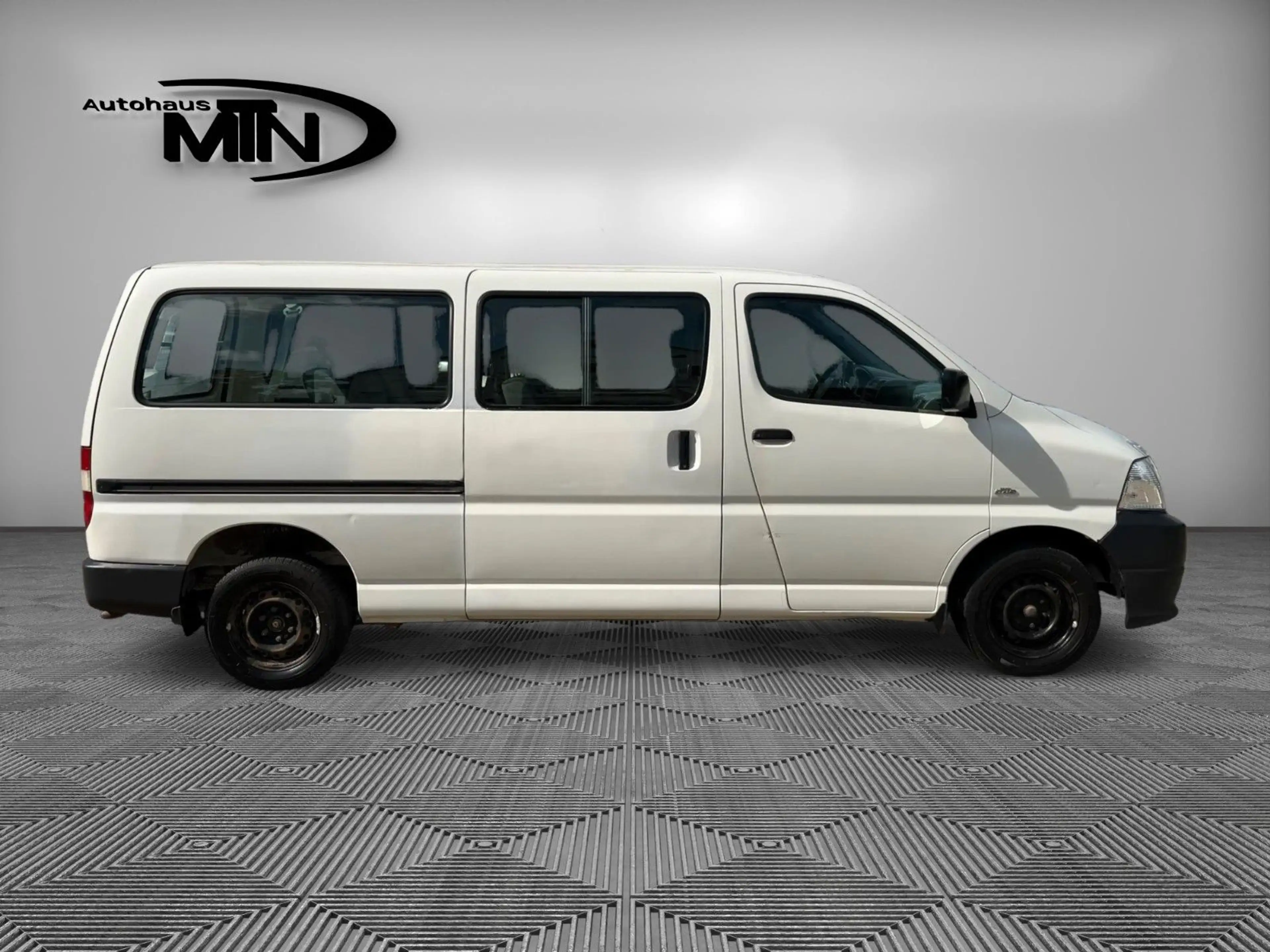 Toyota Hiace 2,5 LANG 8.Sitzer Klima AHK — photo 2