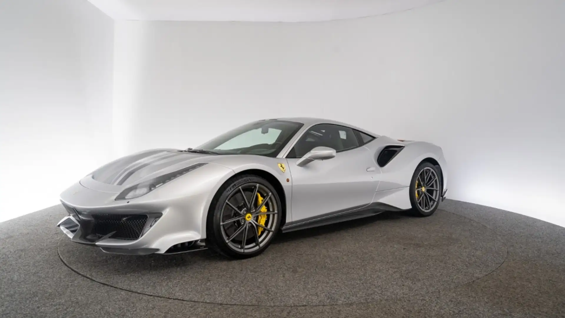 Ferrari 488 Pista Plateado - 1
