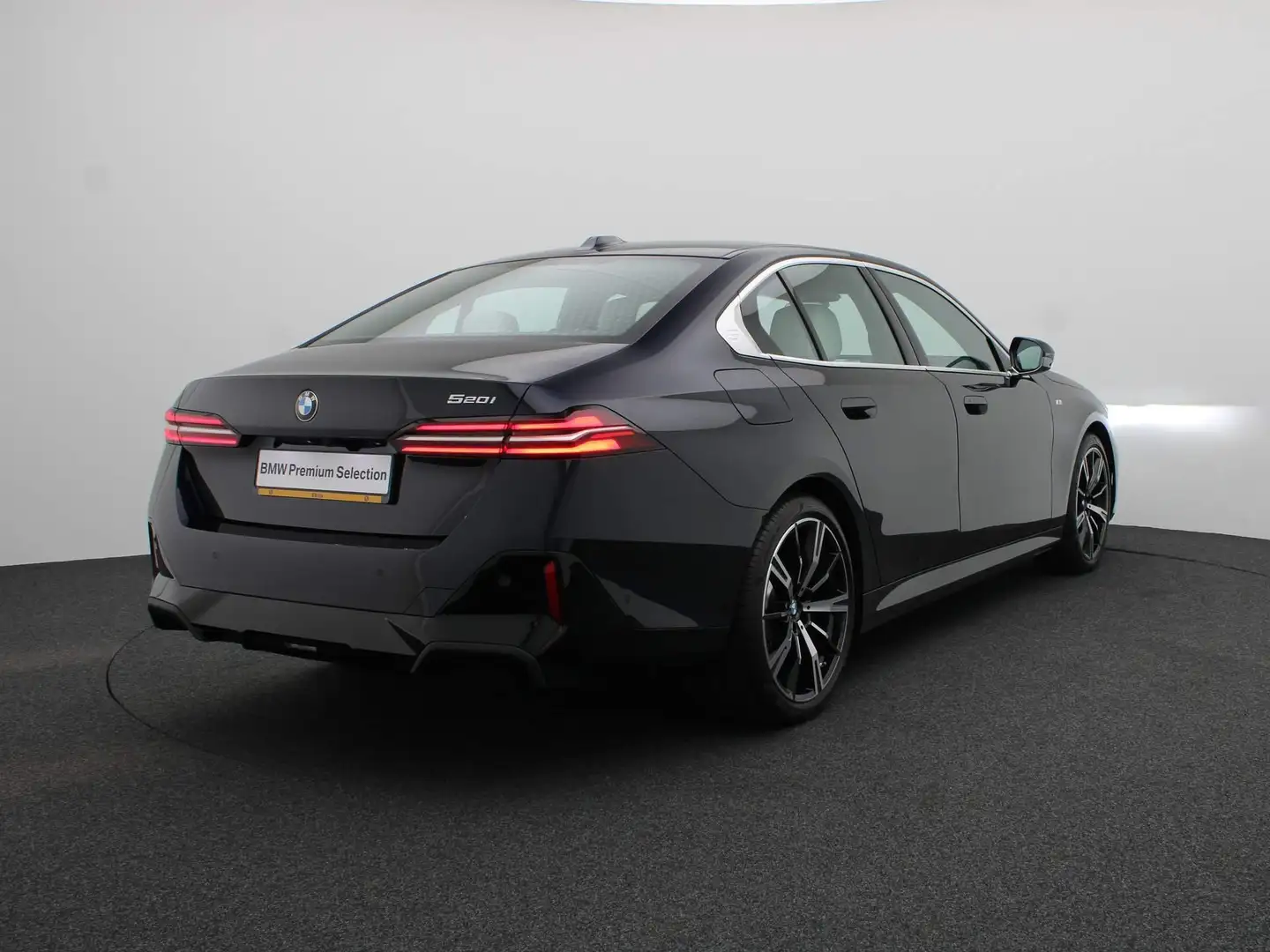 BMW 520 5 Serie Sedan 520i M Sportpakket | Innovation Pack Zwart - 2