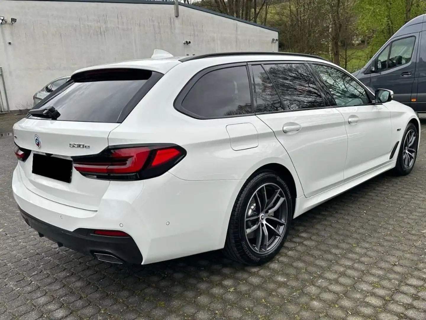 BMW 530 5er Touring Plug-In-Hybrid 530e xDrive Touring Aut Biały - 2